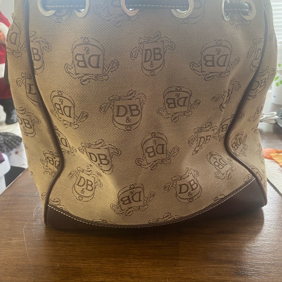 Vintage Dooney and Burke drawstring bucket bag. - Picture 5 of 6